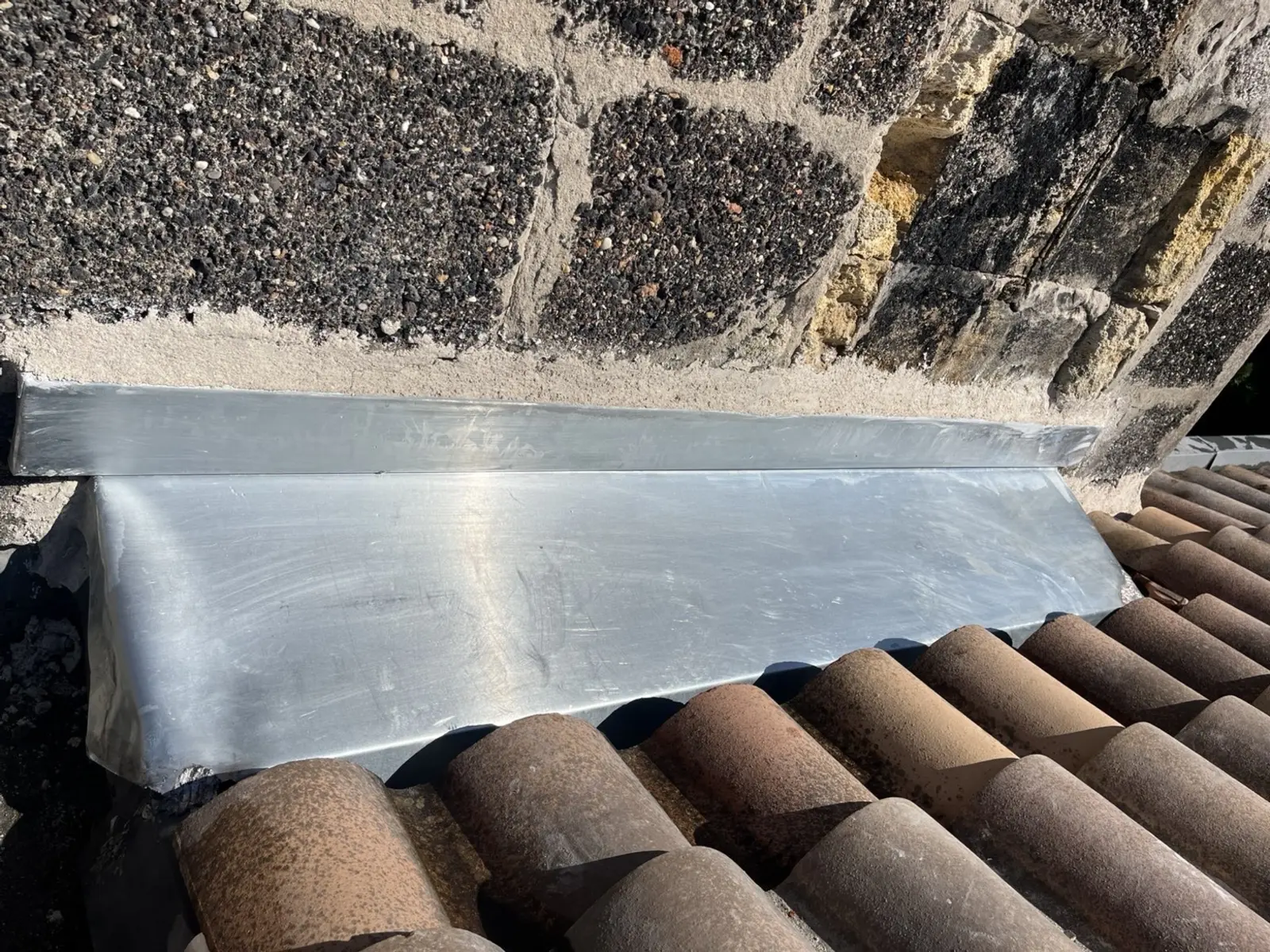 Bande de solin zinc en pied de mur