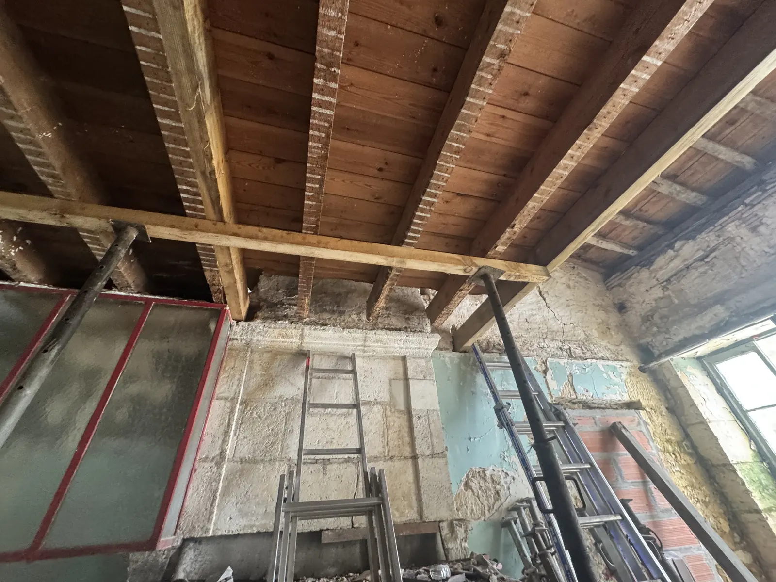Solivage repris et renforcé sous un plancher ancien