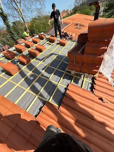 Pose de tuiles sur un chantier présenté par Couverture RTB