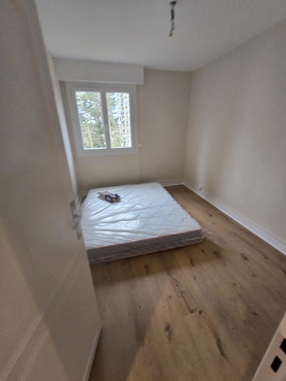 Chambre 2 rénovée - Parquet et peinture terminés