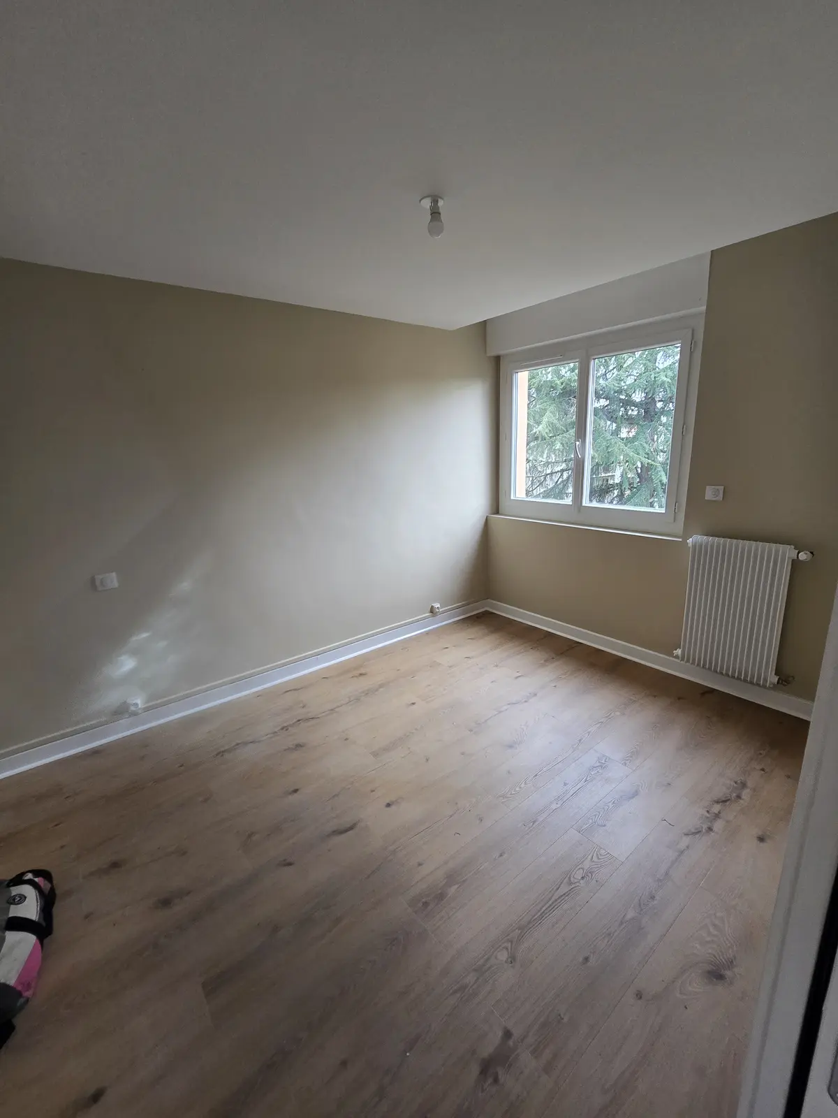 Chambre après peinture - Murs beige et parquet chêne neuf