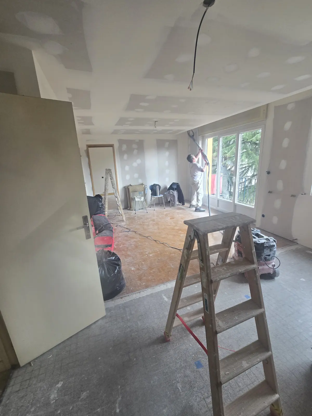 Chantier en cours - Artisan plâtrier au travail