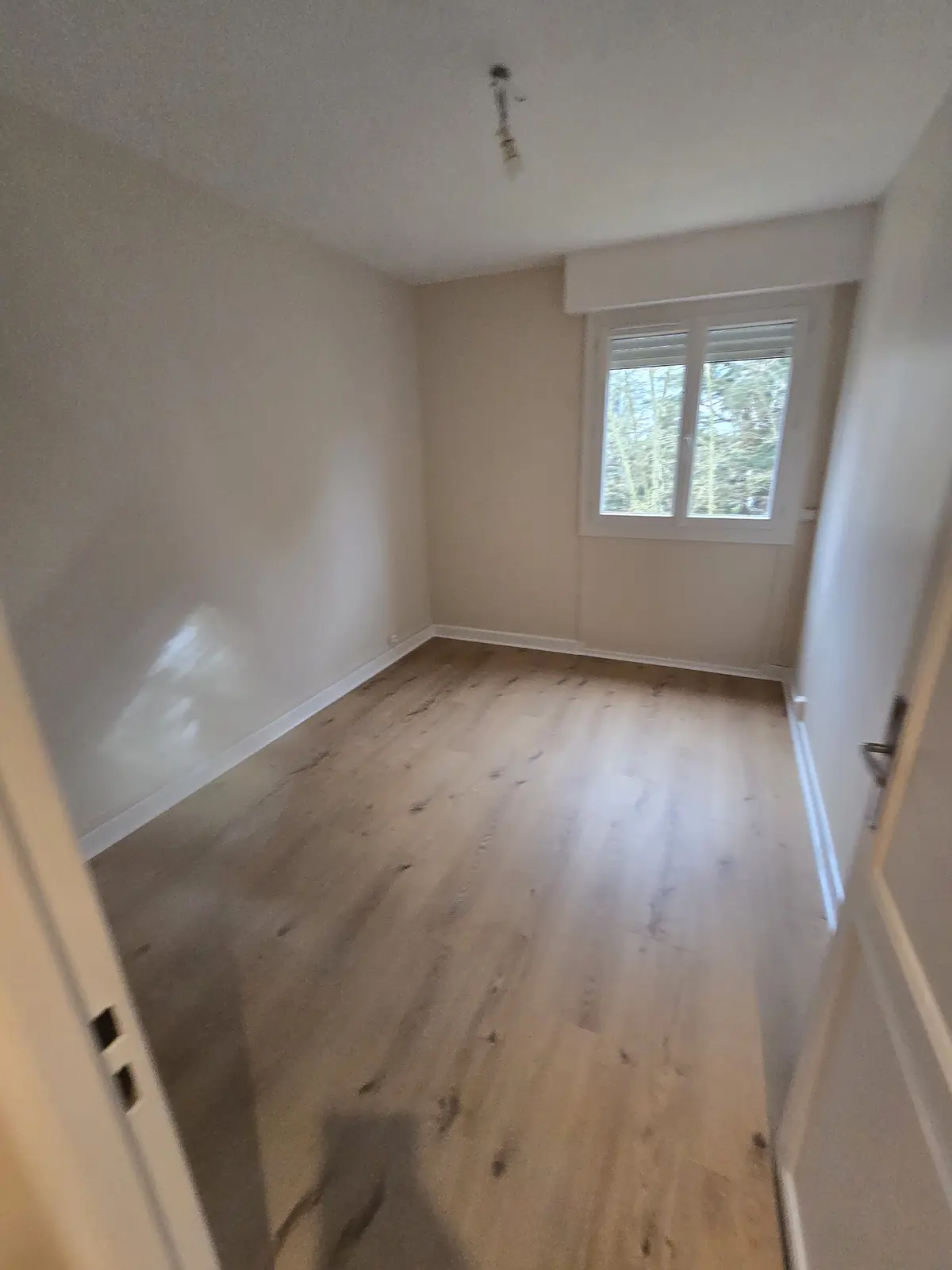 Chambre rénovée - Murs clairs et parquet neuf