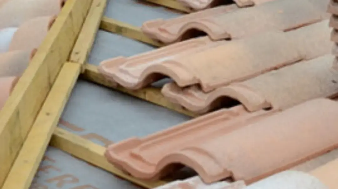 Pose de tuiles sur liteaux lors d'un chantier de R.S Reinhard Entreprise