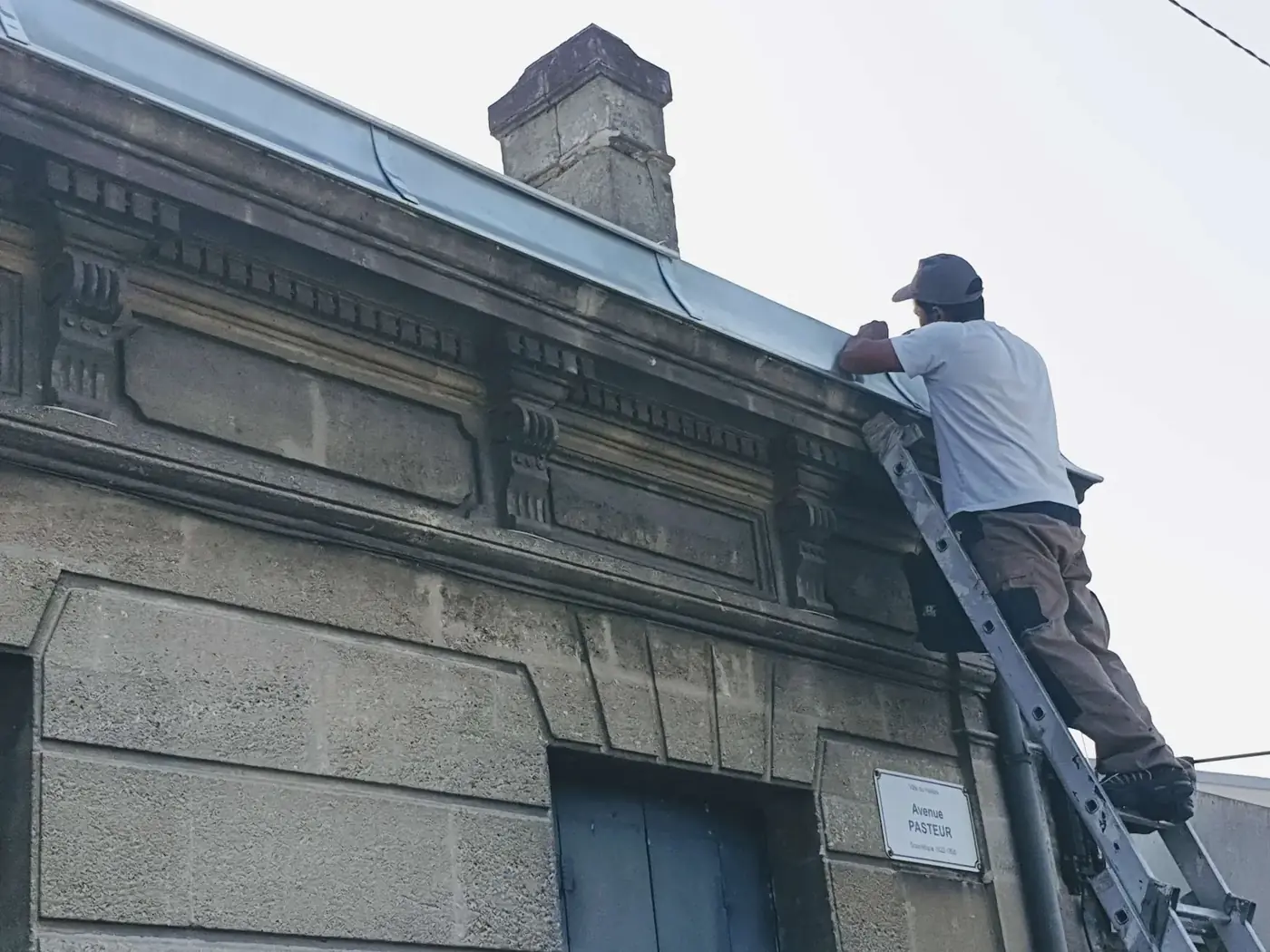 Intervention sur une gouttière en hauteur