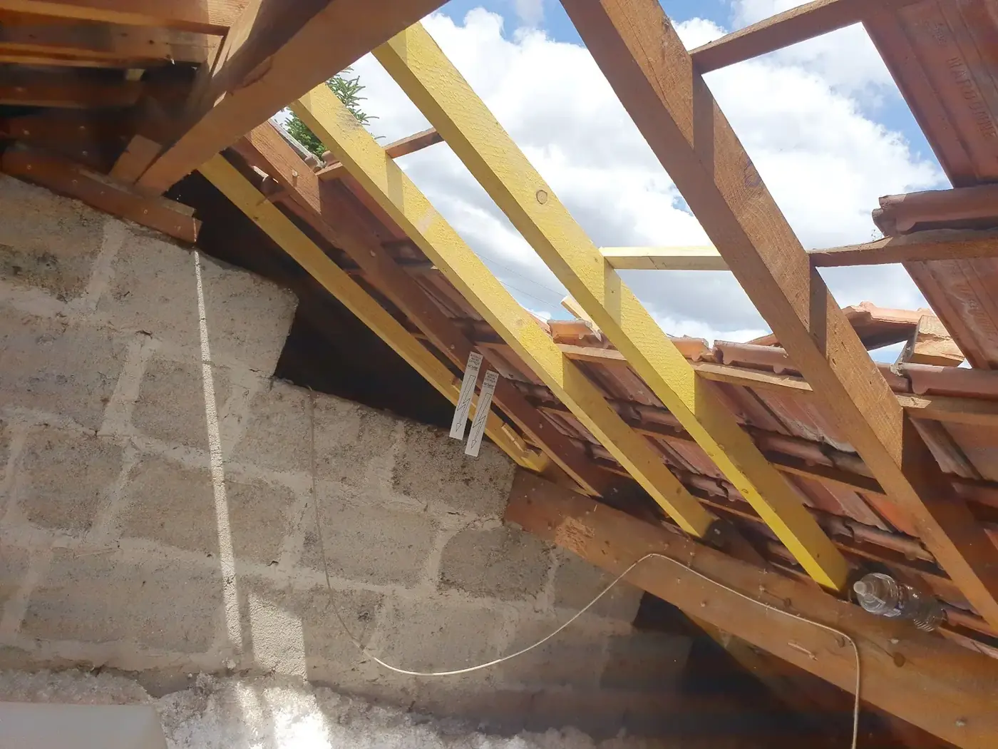 Charpente mise à nu pendant un chantier de rénovation R.S Reinhard Entreprise