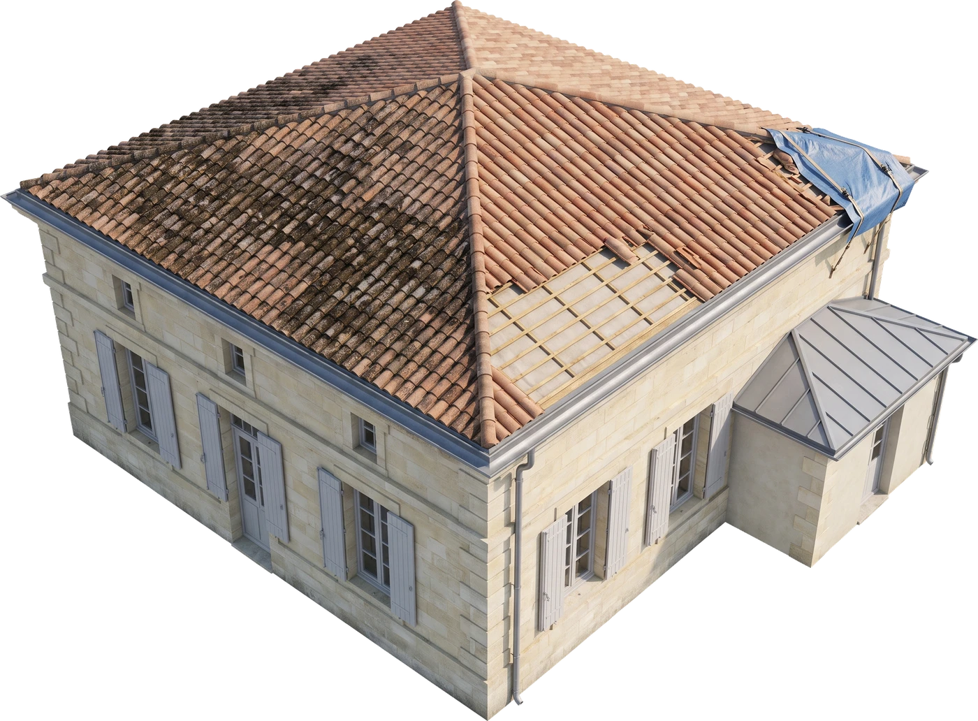 Maison girondine en pierre blonde en vue isométrique : toit en tuiles canal avec mousses sur un versant, zone de tuiles déposées laissant voir liteaux et écran de sous-toiture, annexe couverte en zinc à joint debout, gouttières zinc et bâche de secours bleue sur un angle.