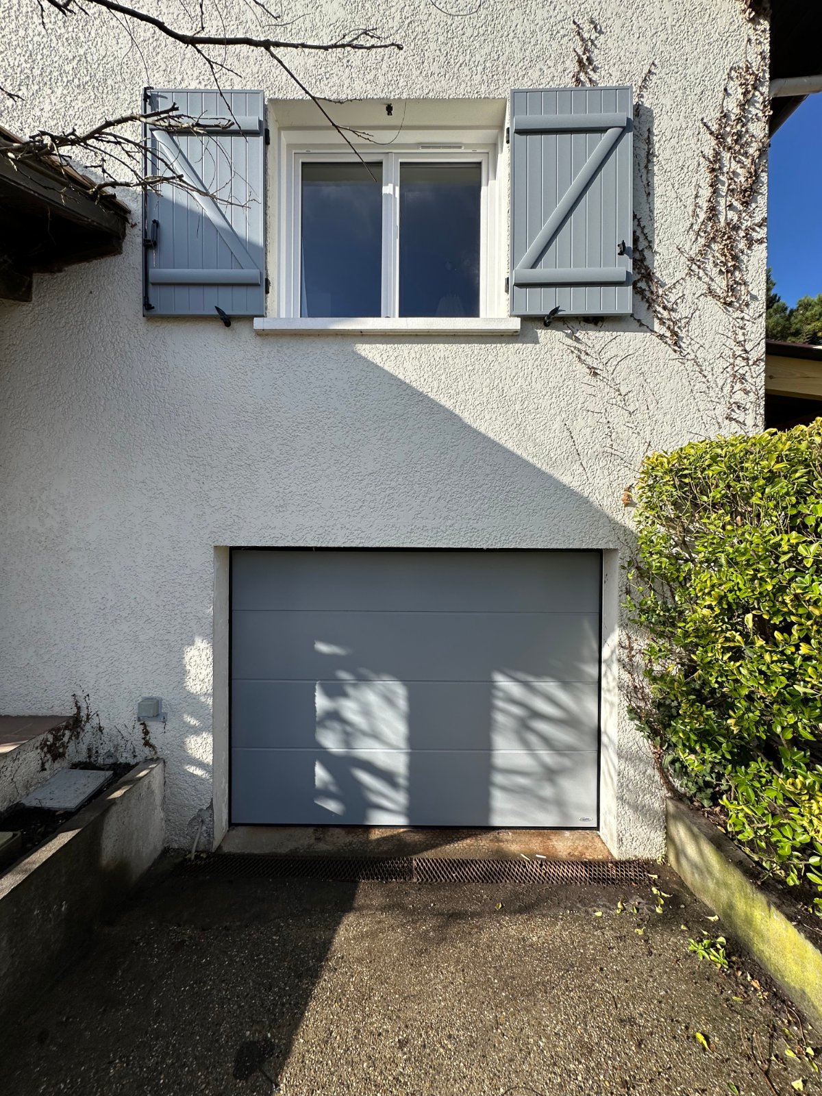 Réalisation VMV Habitat : porte de garage posée près de Pau (64)