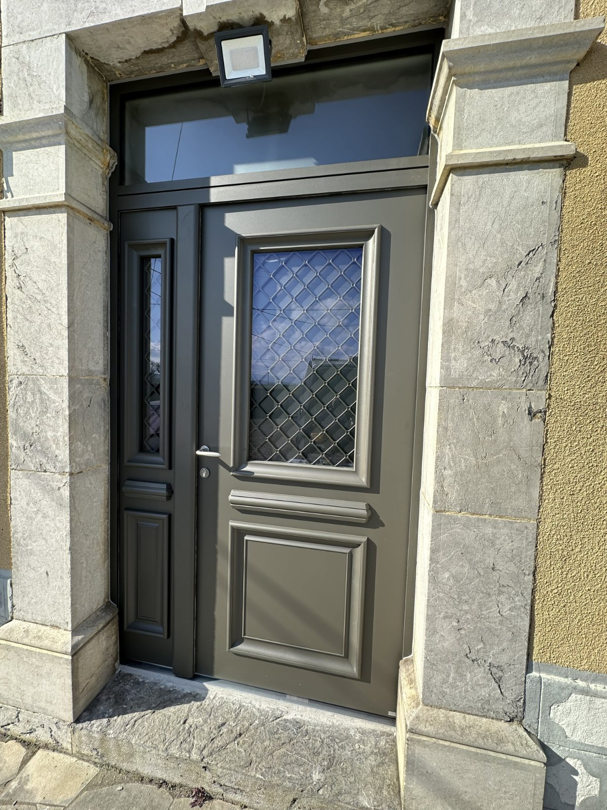 Réalisation VMV Habitat : porte d'entrée posée près de Pau (64)